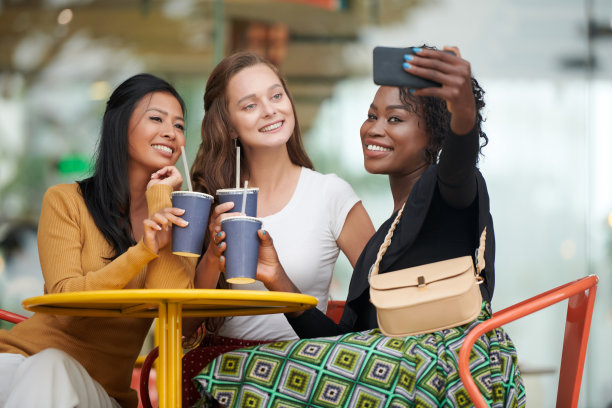 和朋友一起拍照的女人图片下载