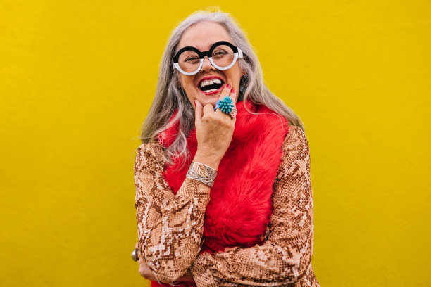 快乐的老妇人在柠檬背景笑得很开心图片下载