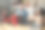 快乐的年轻人拿着工具，在车库里把他可爱的女儿递给了他图片下载