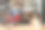 穿条纹套衫的小女孩把钳子递给正在修理自行车的父亲图片下载