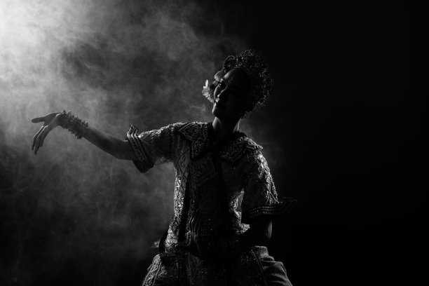 亚洲女人的半身穿泰国传统服装舞者与美丽的设计服装轮廓图片下载