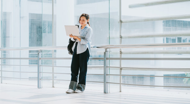 学校里年轻的亚洲大学女孩的形象图片下载