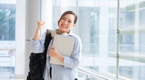 学校里年轻的亚洲大学女孩的形象图片下载