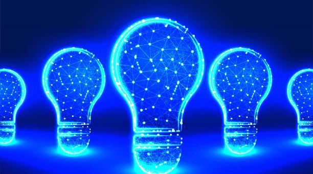 灯泡、节能、灯镜。头脑和思维的解决方案。摘要低聚线框网格设计。从连接点和线。矢量插图在蓝色背景图片下载