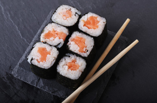 Maki滚动超过灰色背景。日本寿司。近距离图片下载