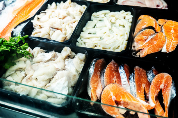 鲜鱼市场上盒装的新鲜海鲜图片下载