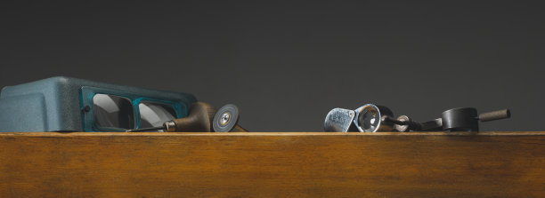 珠宝商雕刻钻石和黄金珠宝图片下载