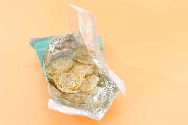 黄色背景上放着一袋打开的咸米片。超市。脆脆的。大米。咸。一块。有机食品。让人耳目一新。调味。烤图片下载