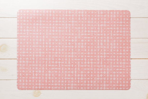 木制背景的红色桌布。为你的设计留出空间图片下载