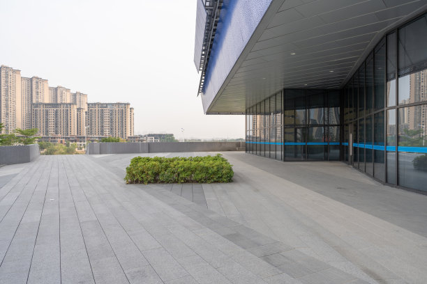 空旷的石头广场和边缘的现代建筑图片下载