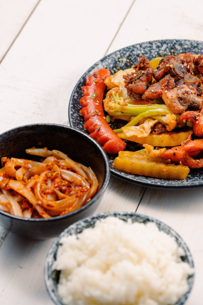 白色的木桌上放着中餐图片下载