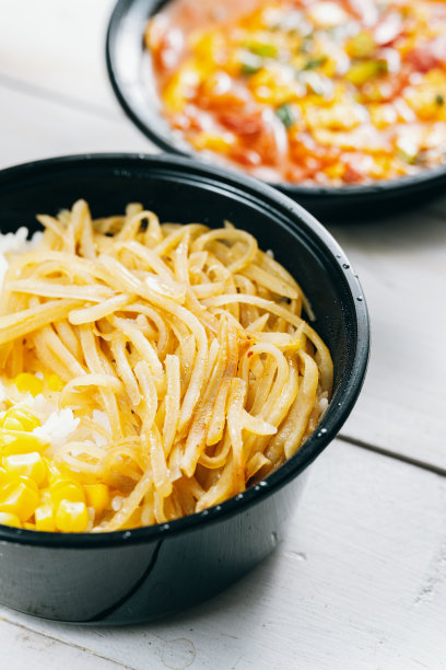 白色的木桌上放着中餐图片下载