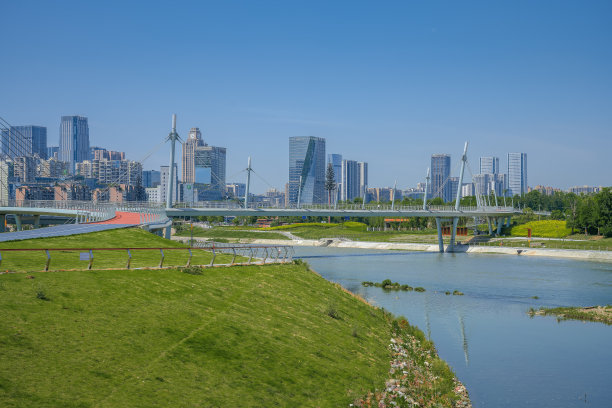 成都大桥和金融城在一个阳光明媚的日子图片下载