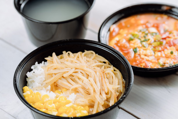 白色的木桌上放着中餐图片下载