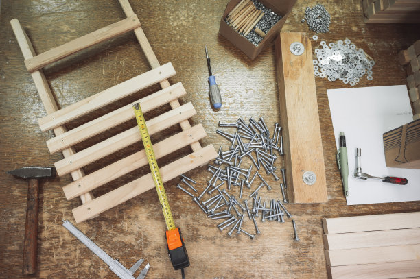 混乱的木匠的桌子图片下载