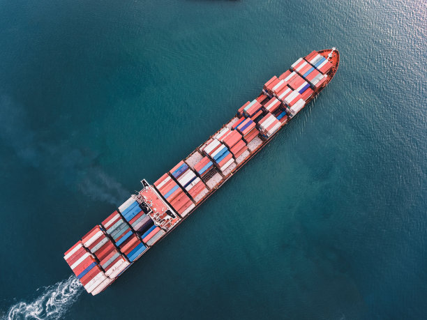 运输中的集装箱货轮鸟瞰图。图片下载