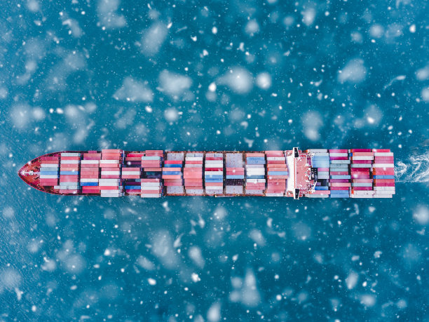 运输中的集装箱货轮鸟瞰图。图片下载