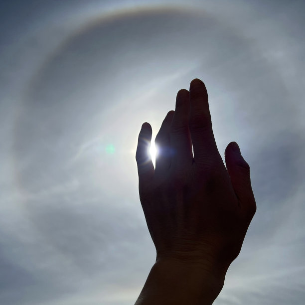 在蓝天和彩虹的映衬下的光环图片下载