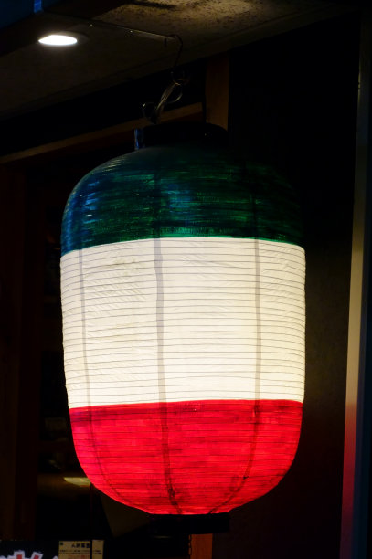 照亮酒吧的灯笼图片下载