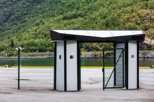 打开大门，通往码头的通道图片下载