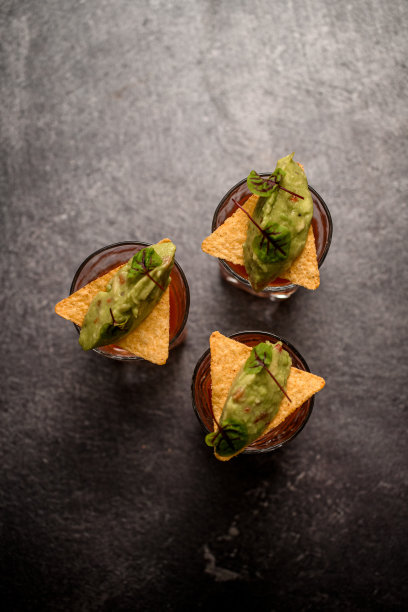 小酒杯上的开胃菜和番茄饮料的俯视图图片下载