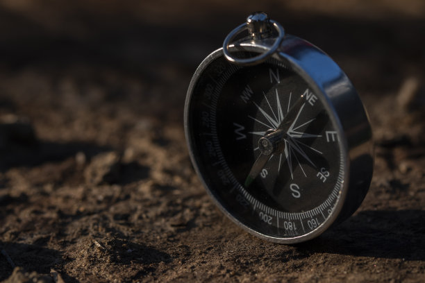 一个银色金属罗盘的特写镜头总是把它的指针指向北方图片下载