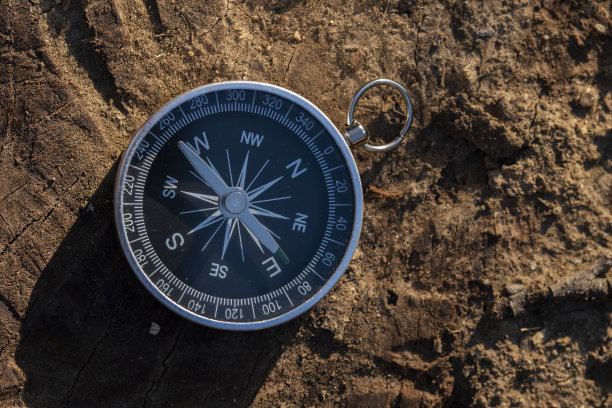 一个银色金属罗盘的特写镜头总是把它的指针指向北方图片下载