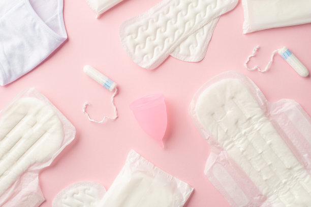 卫生巾内衣月经杯和卫生棉条在孤立粉彩粉色背景的俯视图照片图片下载