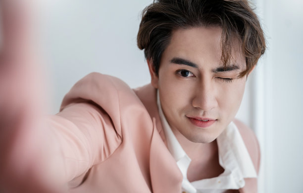 年轻英俊的亚洲男子肖像韩国风格使用智能手机自拍说你好在白色背景。快乐的亚洲人在网上有影响力的博主。教育技术连接人、人的生活方式图片下载