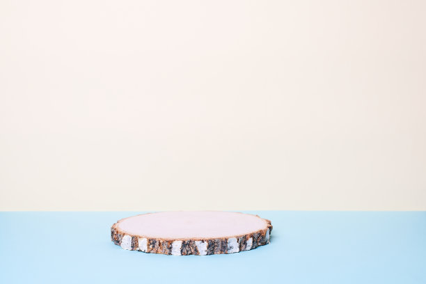 简约的现代产品展示。木片裙台和绿叶。图片下载