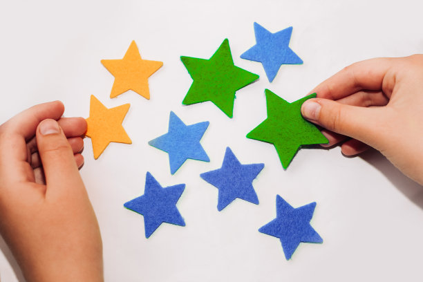 一个孩子的手在用星星的毛毡贴花图片下载