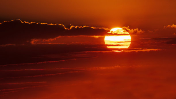 2020年10月31日日落时的壮观天空图片下载