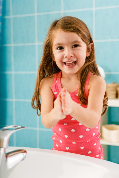 孩子洗手图片下载