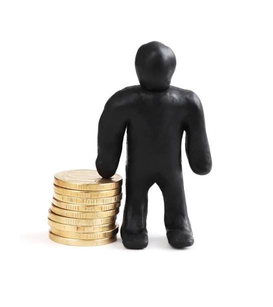 黑色的橡皮人，在白色的背景上放着硬币。赚钱。图片下载