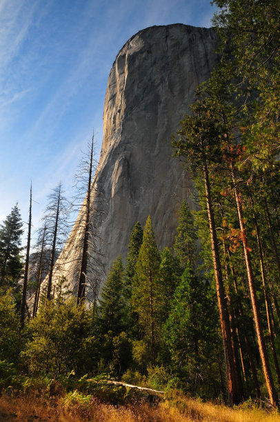 下午的阳光照在酋长岩陡峭的岩壁上图片下载