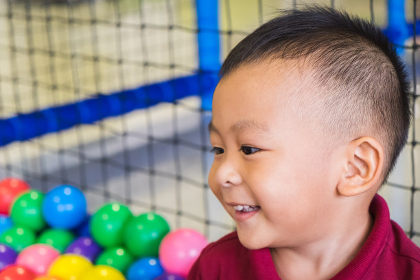 操场中心的亚洲小男孩图片下载