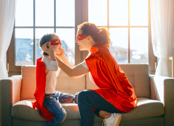 穿着超级英雄服装的家人图片下载