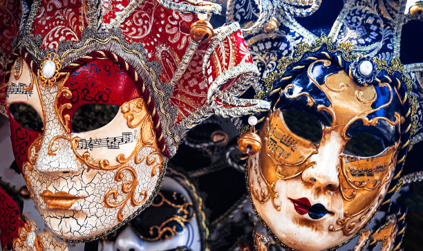 明亮的威尼斯狂欢节面具，意大利，在威尼斯的化装舞会图片下载
