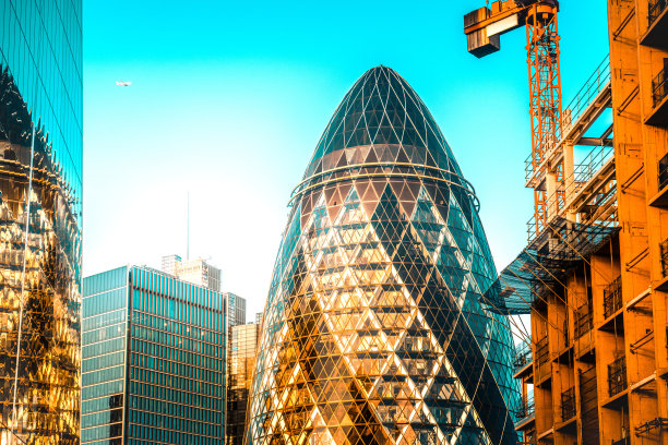 从下面看小黄瓜建筑外观的特写，它是伦敦最知名的摩天大楼之一图片下载
