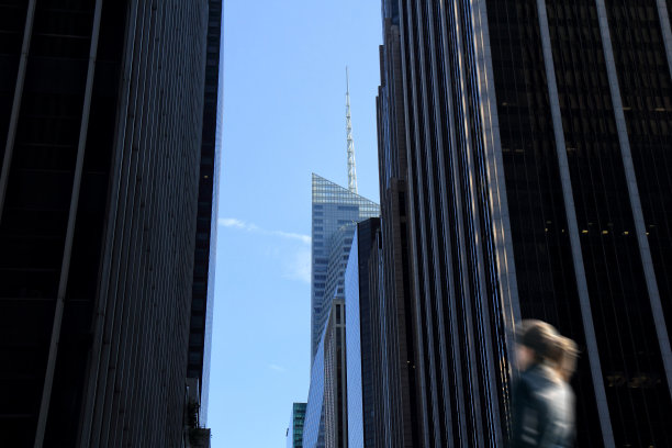 在曼哈顿繁忙的城市街道上的女商人图片下载