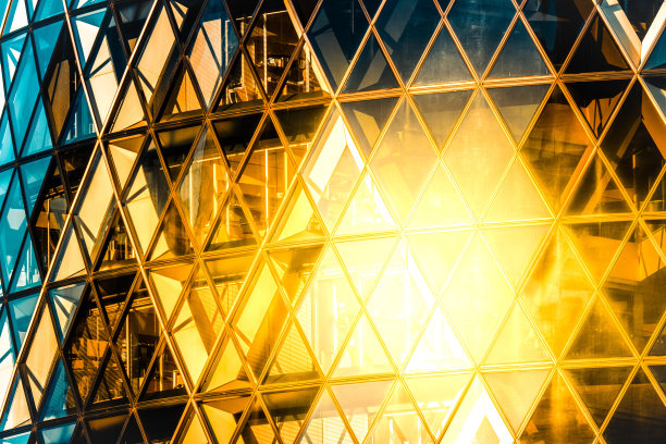 从下面看小黄瓜建筑外观的特写，它是伦敦最知名的摩天大楼之一图片下载