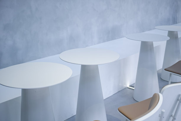 摆放整齐的圆形吧台凳图片下载