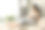 这个女孩拿着一个有屏幕的手机图片下载