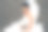 幸福的新娘穿着白色礼服坐在沙滩上图片下载