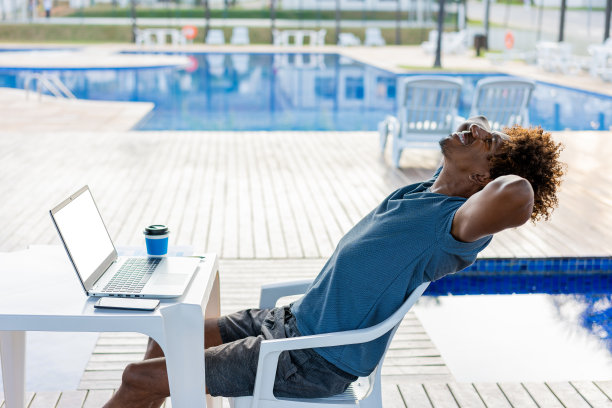 在泳池边工作图片下载