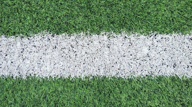 足球场地或足球场地纹理背景线。绿草上的白线，象征通往成功之路。图片下载