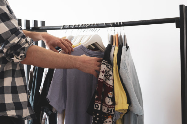 在家衣架上的人正在学习衬衫图片下载