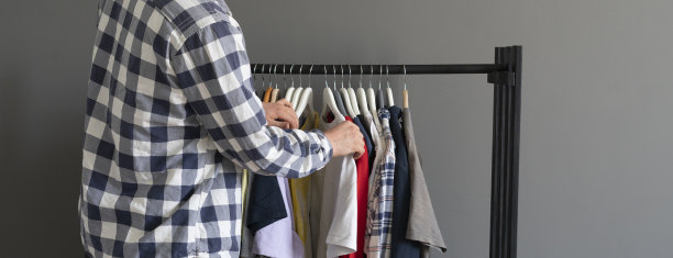 在家衣架上的人正在学习衬衫图片下载