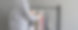 在家衣架上的人正在学习衬衫图片下载