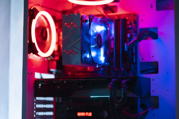 明亮的全新PC桌面电脑，配有彩色灯光部件，工作站装置图片下载